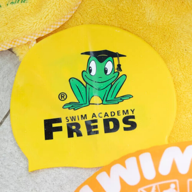 Detsk&aacute; silik&oacute;nov&aacute; plaveck&aacute; čiapka Freds