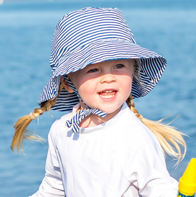 Klob&uacute;čik Pr&uacute;žkovan&yacute; Tmavomodr&yacute;