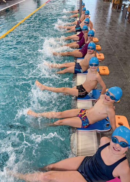 V&nbsp;&scaron;kole sa pl&aacute;vať isto nauč&iacute;m. Zač&iacute;name