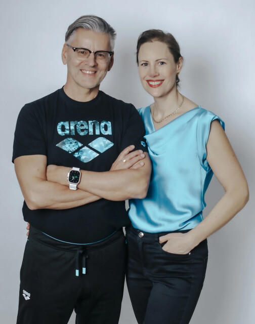 V&nbsp;&scaron;kole sa pl&aacute;vať isto nauč&iacute;m. Zač&iacute;name